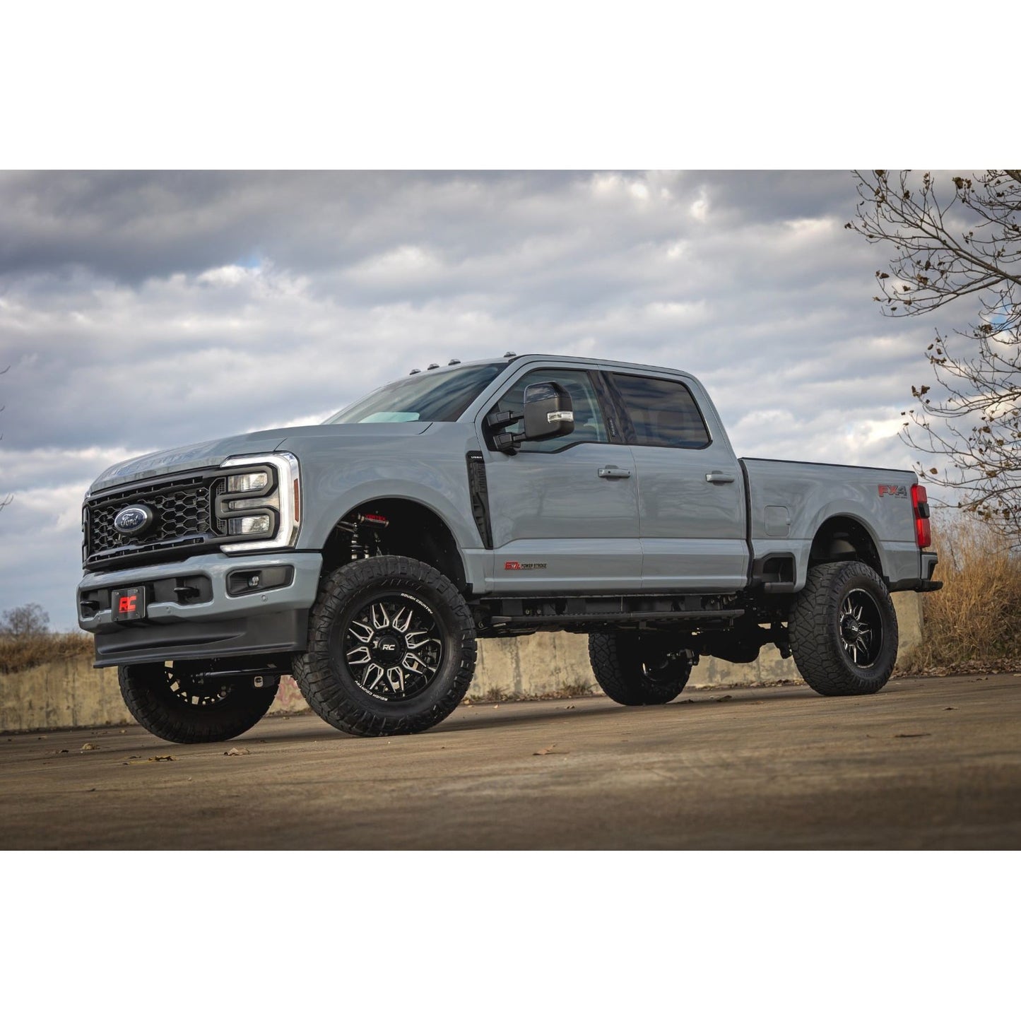 ROUGH COUNTRY | 4.5 Inch Lift Kit Radius Arm Diesel M1 Ford F-250/F-350 Super Duty (23-26) | 400340