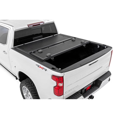 ROUGH COUNTRY Hard Low Profile Bed Cover | 5'10" Bed | Chevy/GMC Sierra 1500 (19-26)/Silverado 1500 (19-26)  | 47120580B