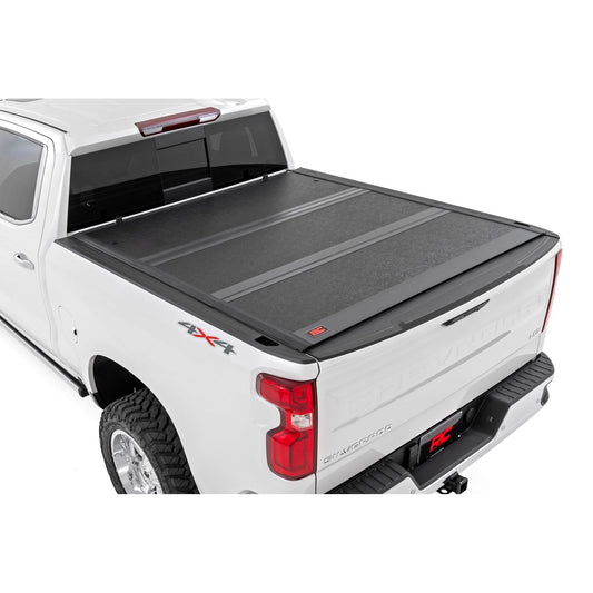 ROUGH COUNTRY Hard Low Profile Bed Cover | 6'7" Bed | Chevy/GMC Sierra 1500 (19-26)/Silverado 1500 (19-26)  | 47120650B