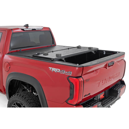 ROUGH COUNTRY Hard Low Profile Bed Cover | 5'7" Bed | Cargo Mgmt | Toyota Tundra (22-25) | 47514551B