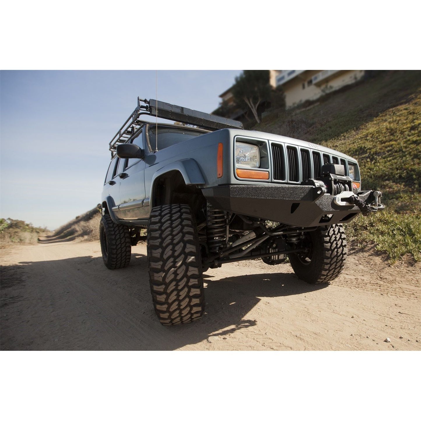SMITTYBILT | XRC Front Bumper 84-01 Cherokee XJ 2/4 Door Smittybilt |76810