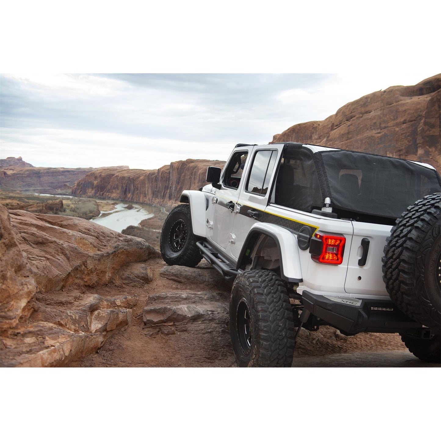 SMITTYBILT | SRC Side Armor with Steps for 2018-Up Jeep Wrangler 4 Doors JL Does not fit JK models Smittybilt |77634
