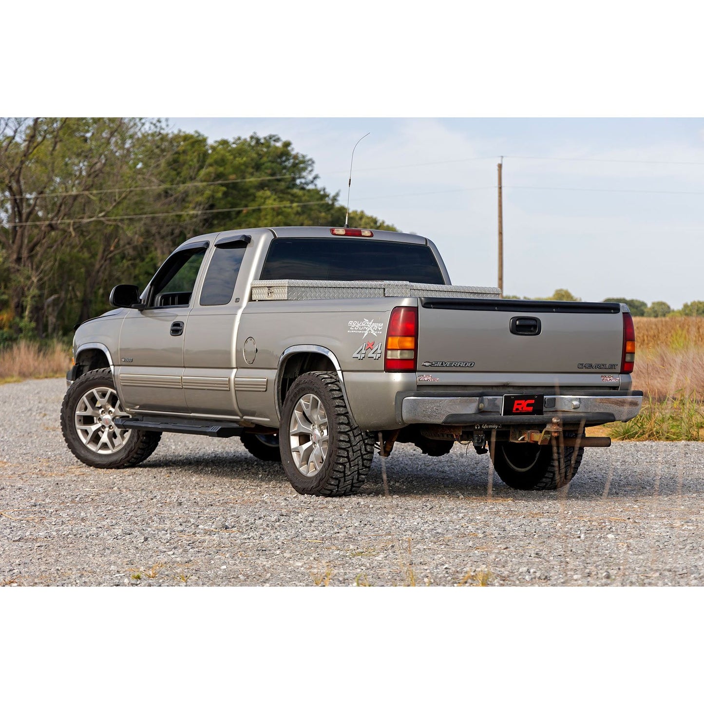 ROUGH COUNTRY HD2 Aluminum Running Boards | Ext Cab | Chevy/GMC 1500 (99-06 & Classic) | SRB990677A