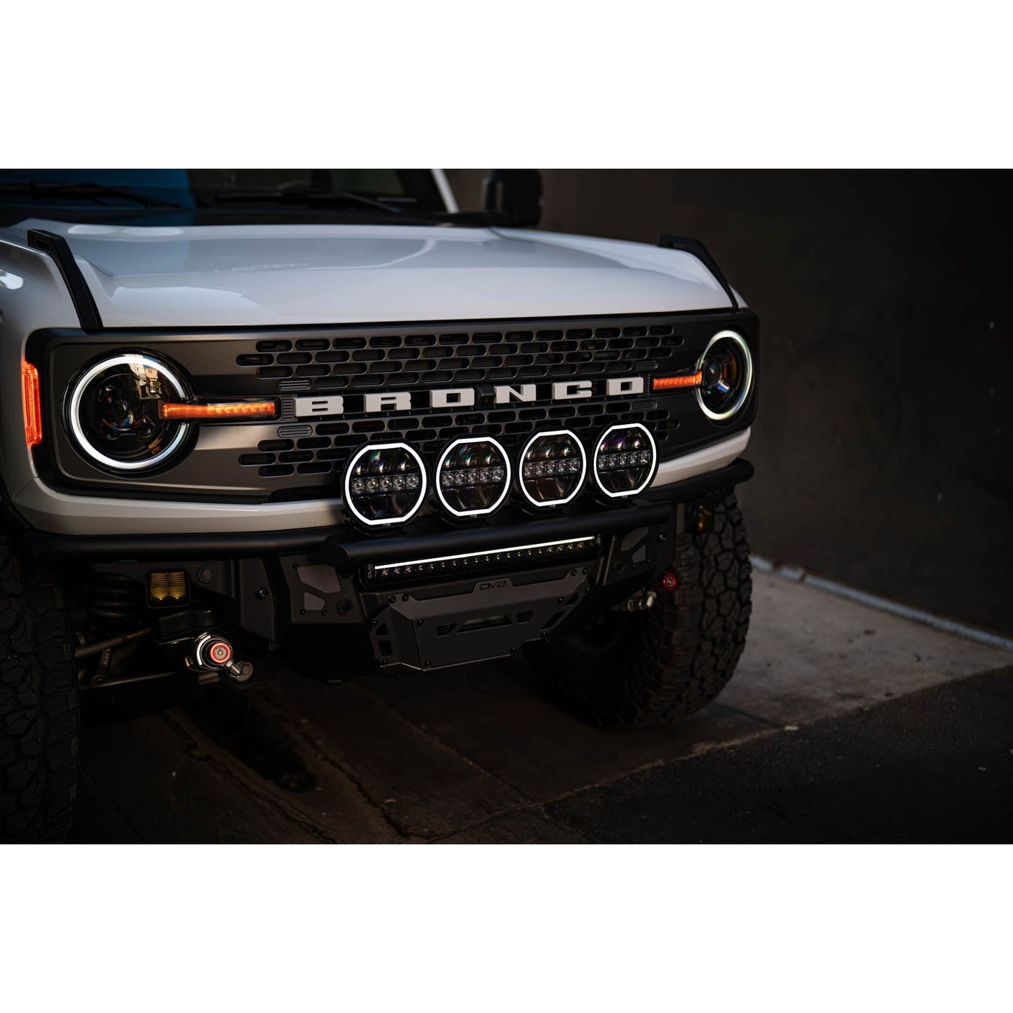 DV8 OFF-ROAD | 7 Inch Halo Elite Round Light w/ Accent Halo  | BE7RW108W-H