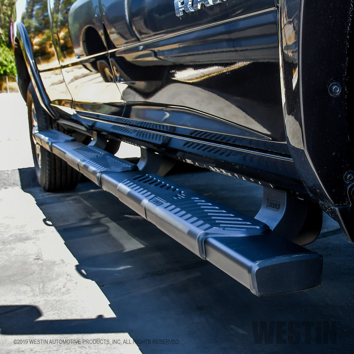 Westin R5 M-Series Wheel-to-Wheel Nerf Steps 2019-2024 Ram 2500/3500 Crew Cab (8' Bed)