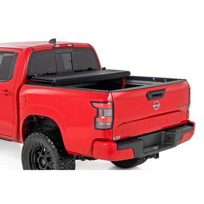 ROUGH COUNTRY Hard Low Profile Bed Cover | 5' Bed | w/Cargo Mgmt | Nissan Frontier (22-25) | 47520551B