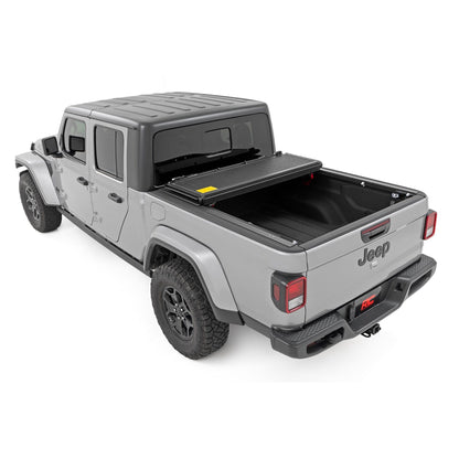 ROUGH COUNTRY Hard Low Profile Bed Cover | 5' Bed | Jeep Gladiator JT 4WD (2020-2025) | 47620500B