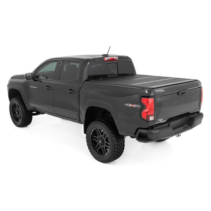 ROUGH COUNTRY Hard Low Profile Bed Cover | 5' Bed | Chevy/GMC Canyon/Colorado (15-25) | 47120500B
