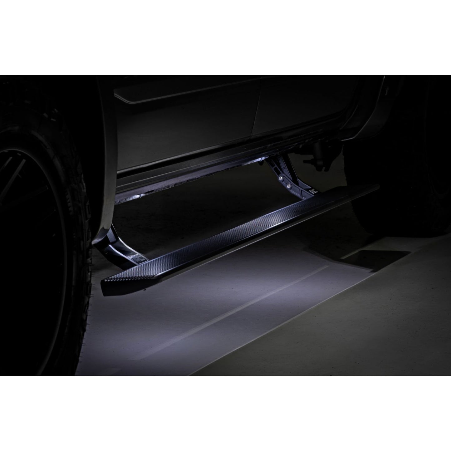 ROUGH COUNTRY | Power Running Boards  HT-Series  Crew Cab  Ford F-150/Lightning/F-250/F-350/Raptor (15-26) | ESR71520