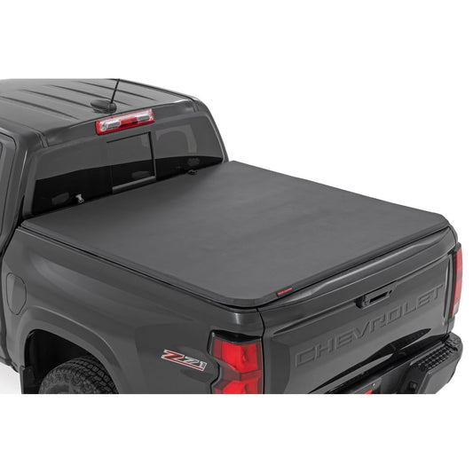 ROUGH COUNTRY | Soft Tri-Fold Bed Cover  5' Bed  Chevy/GMC Canyon/Colorado 2WD/4WD (23-26) | 41215700A