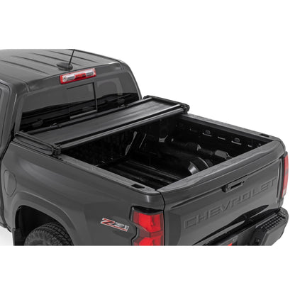 ROUGH COUNTRY | Soft Tri-Fold Bed Cover  5' Bed  Chevy/GMC Canyon/Colorado 2WD/4WD (23-26) | 41215700A