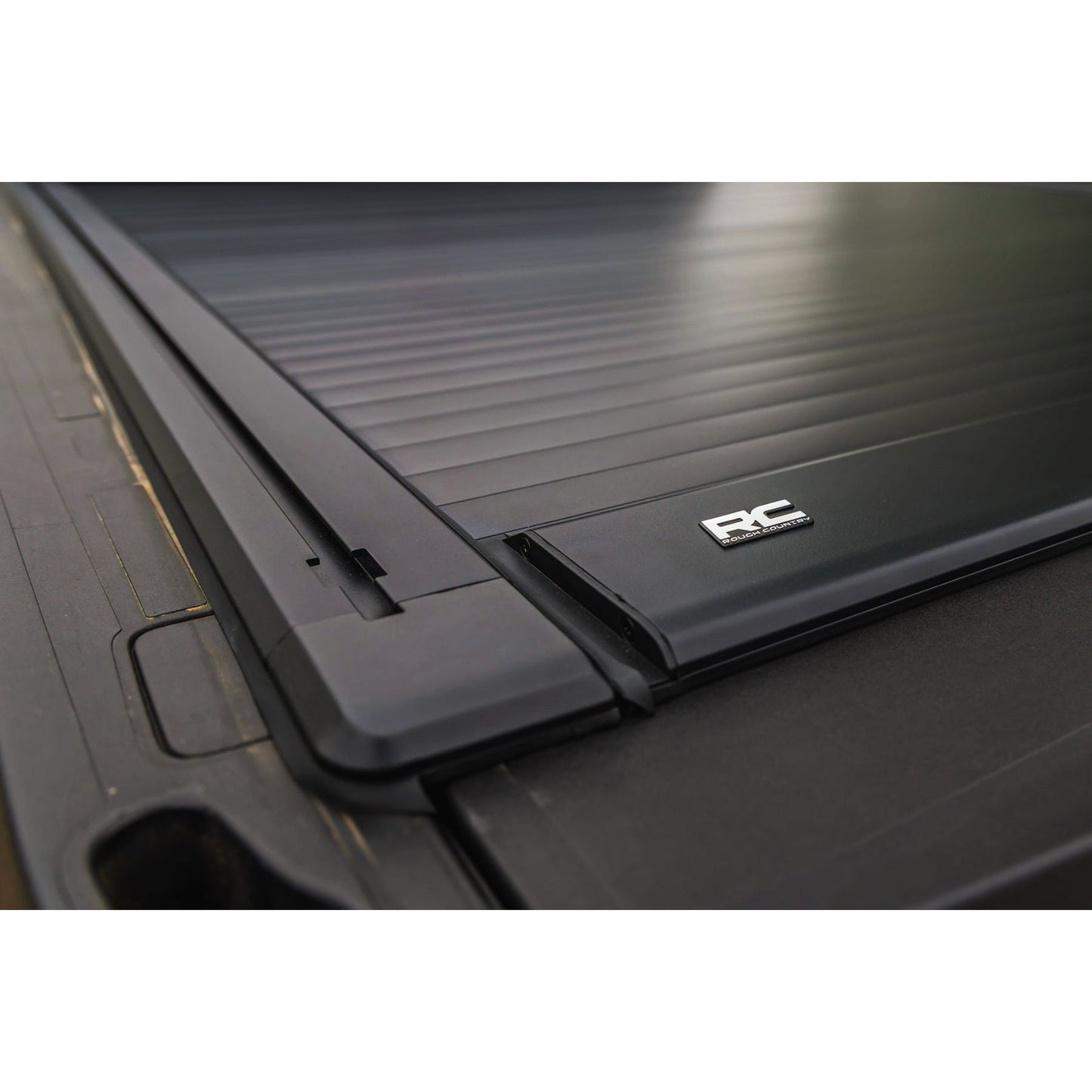 ROUGH COUNTRY | Manual Retractable Bed Cover  6'10" Bed  Ford F-250/F-350 Super Duty (17-26) | 53507650