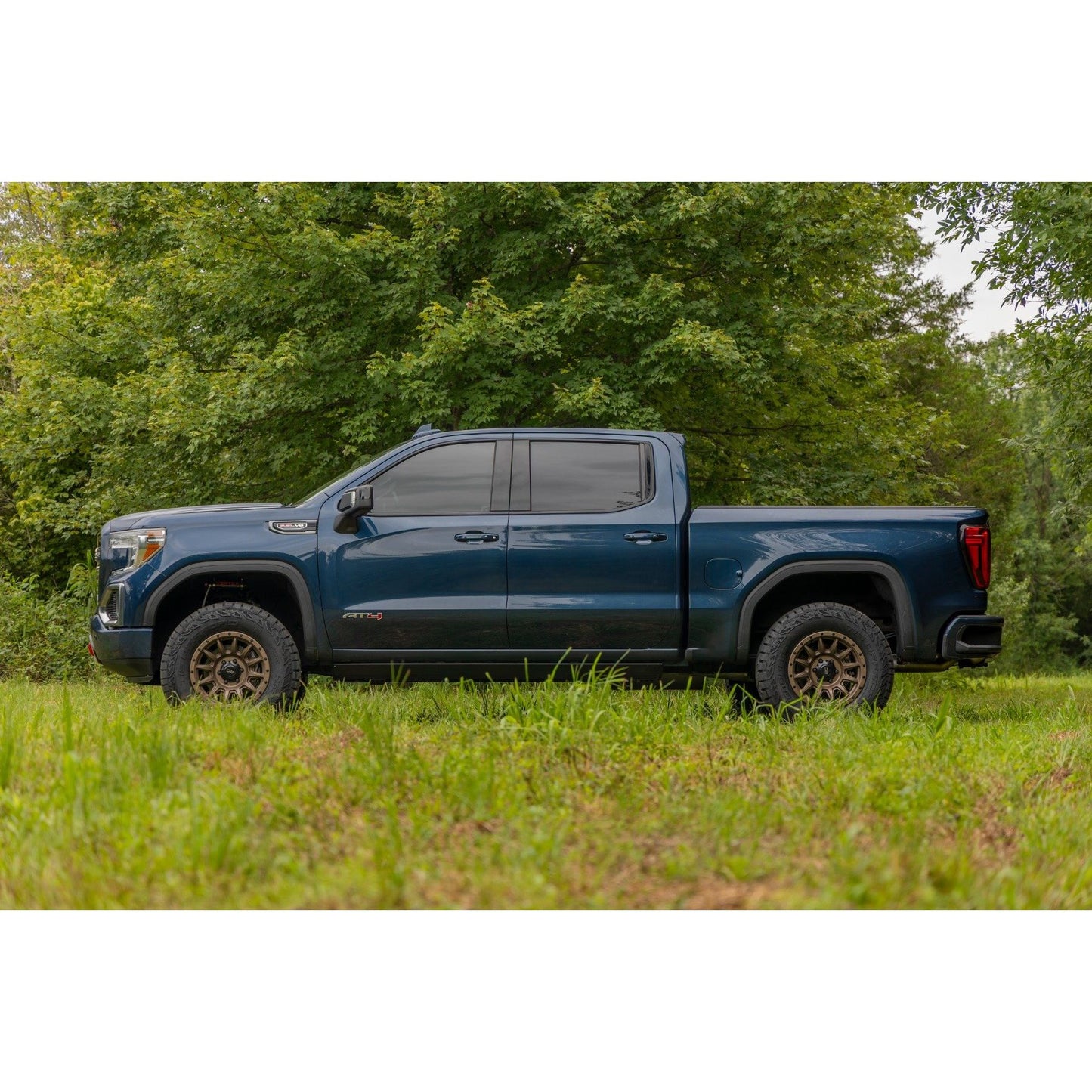 ROUGH COUNTRY 3.5 Inch Lift Kit | M1 Struts/M1 | GMC Sierra 1500 2WD/4WD (2019-2025 & Classic) | 22640RED