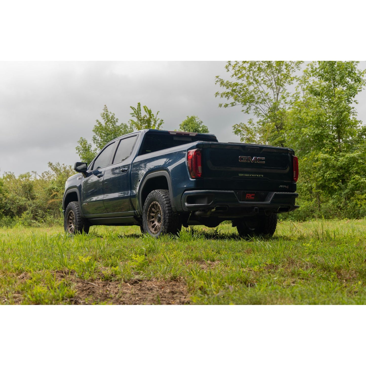 ROUGH COUNTRY 3.5 Inch Lift Kit | Mono Leaf Rear | GMC Sierra 1500 2WD/4WD (2019-2025 & Classic) | 28830RED