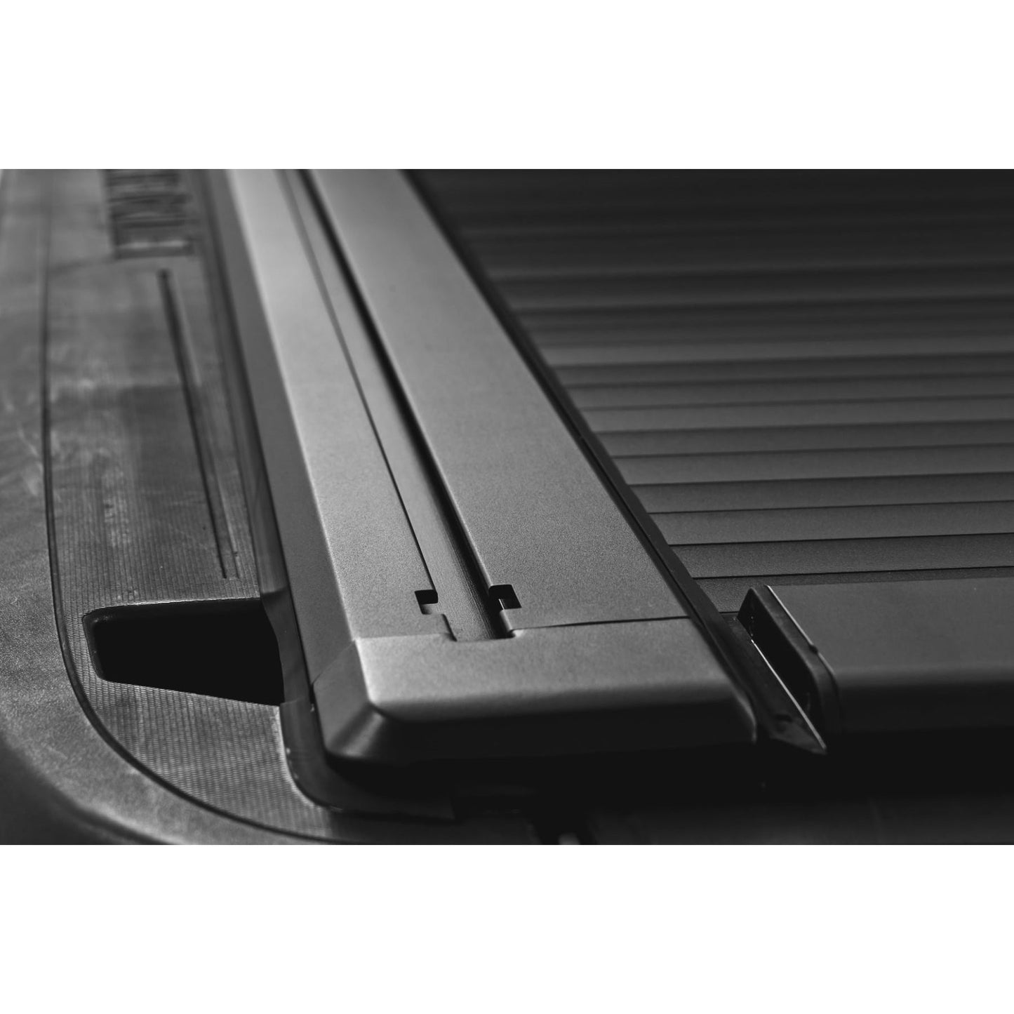 ROUGH COUNTRY | Manual Retractable Bed Cover  5'9" Bed  Chevy/GMC 1500 (14-18 & Classic) | 53214550