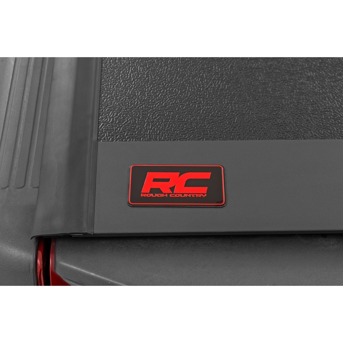 ROUGH COUNTRY Hard Low Profile Bed Cover | 5' Bed | Cargo Mgmt | Nissan Frontier (05-21) | 47520501B