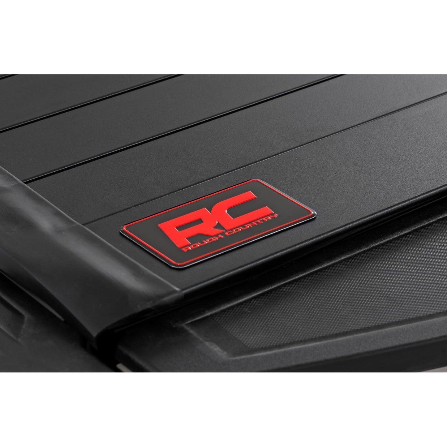 ROUGH COUNTRY | Hard Roll Up Bed Cover  5' Bed  Chevy/GMC Canyon/Colorado 2WD/4WD (23-26) | 50120525