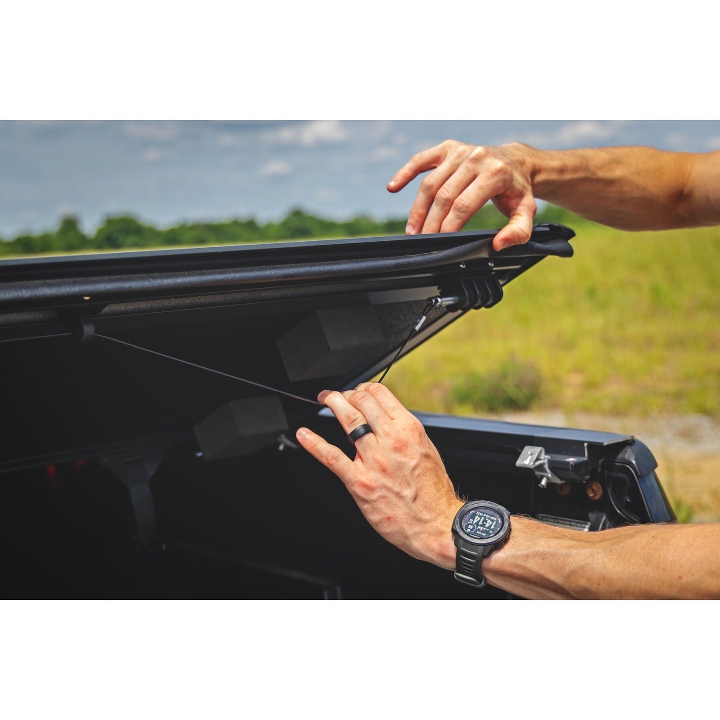ROUGH COUNTRY | Hard Low Profile Bed Cover  5' Bed  Toyota Tacoma 2WD/4WD (05-15) | 47415500B