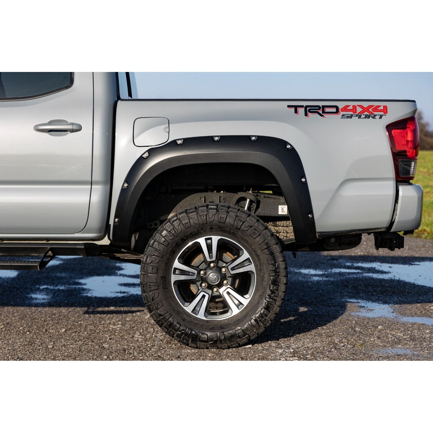 ROUGH COUNTRY Pocket Fender Flares | 040 Super White | Toyota Tacoma 2WD/4WD (2016-2023) | F-T11621A-O40