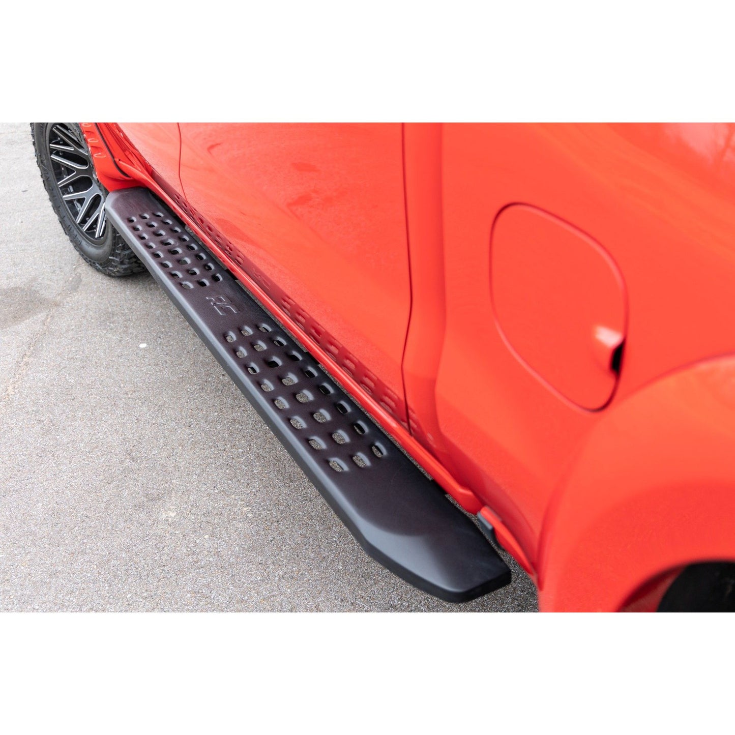 ROUGH COUNTRY RPT2 Running Boards | Crew Cab | Black | Chevy/GMC 1500/2500HD/3500HD (19-26 & Refresh) | 44002