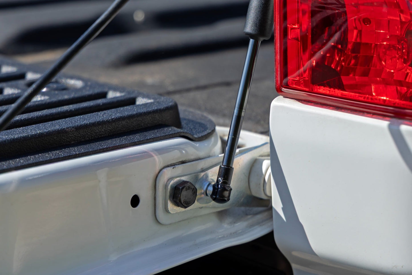 ROUGH COUNTRY | Tailgate Assist  Nissan Titan 2WD/4WD (2017-2024) | 73225