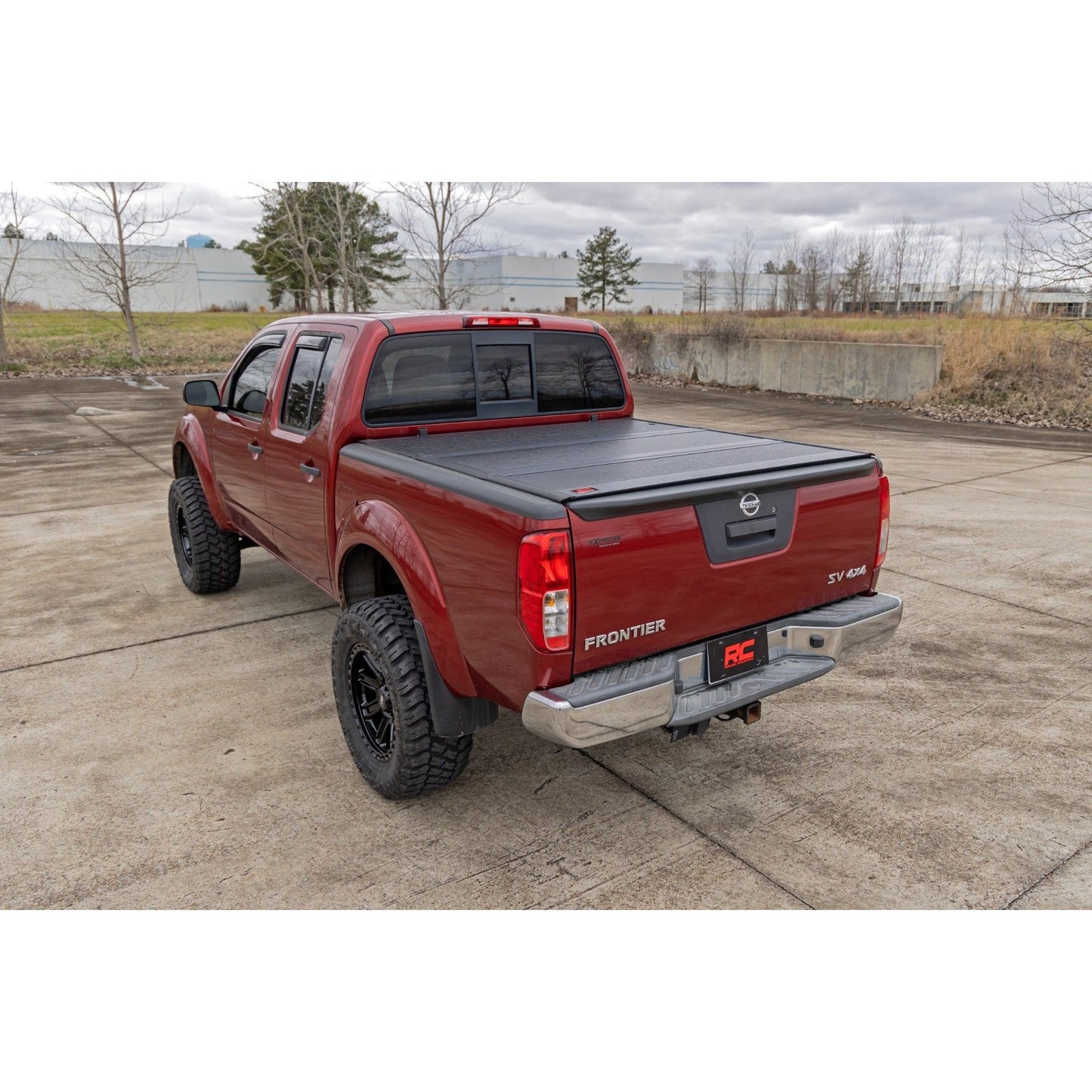 ROUGH COUNTRY Hard Low Profile Bed Cover | 5' Bed | Cargo Mgmt | Nissan Frontier (05-21) | 47520501B