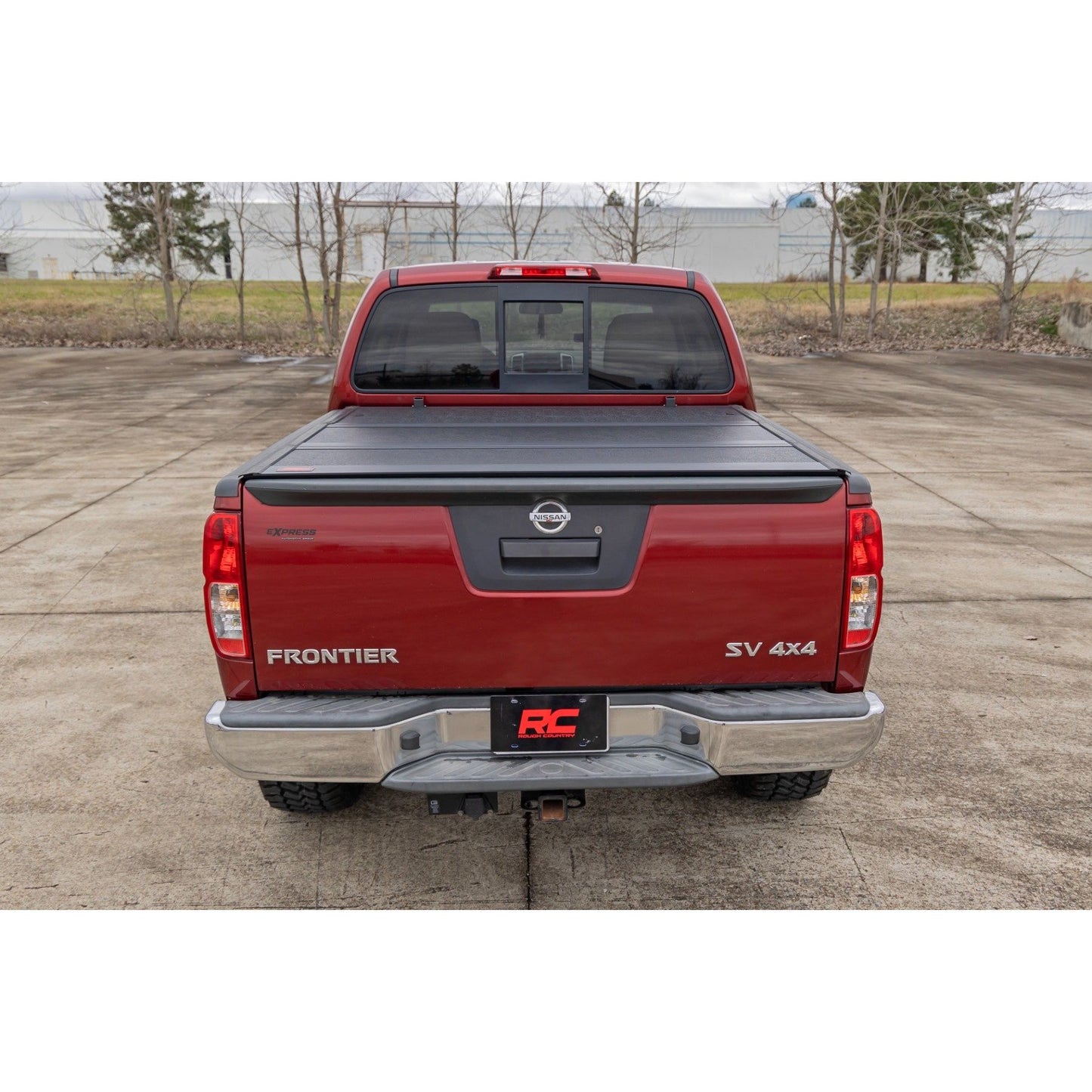 ROUGH COUNTRY Hard Low Profile Bed Cover | 5' Bed | Cargo Mgmt | Nissan Frontier (05-21) | 47520501B
