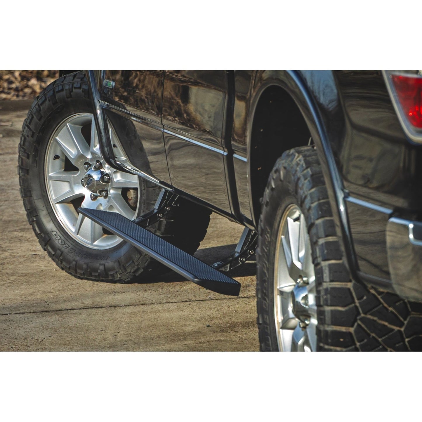 ROUGH COUNTRY | Power Running Boards  Crew Cab  Ford F-150 (2009-2014) | ESR71529