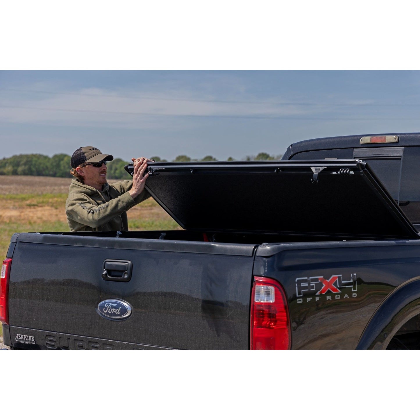 ROUGH COUNTRY Hard Low Profile Bed Cover | 6'10" Bed | Ford F-250/F-350 Super Duty (99-16) | 47214651B