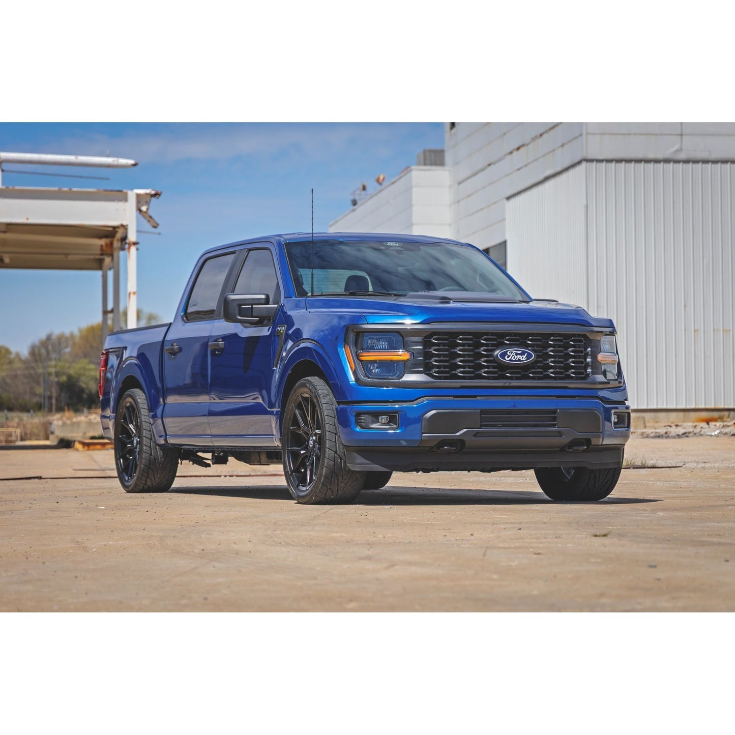 ROUGH COUNTRY | 2 Inch Lowering Kit  4 Inch Rear Lowering  M1  Ford F-150 4WD (2015-2026) | 47540
